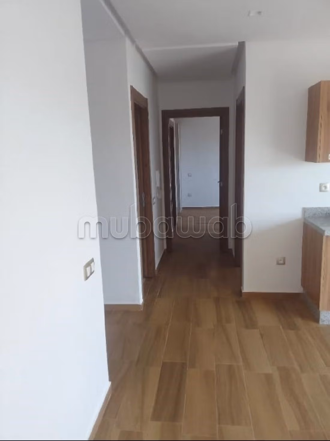 شقة جميلة للبيع بسيدي رحال. 2 غرف ممتازة. شرفة جميلة وحديقة. 