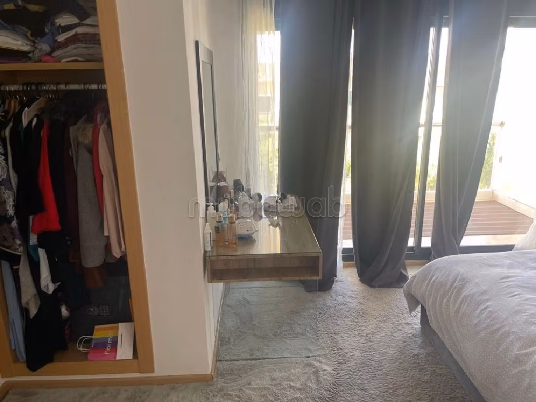 Sell apartment. 3 rooms. Caretaker service available, air conditioning. 