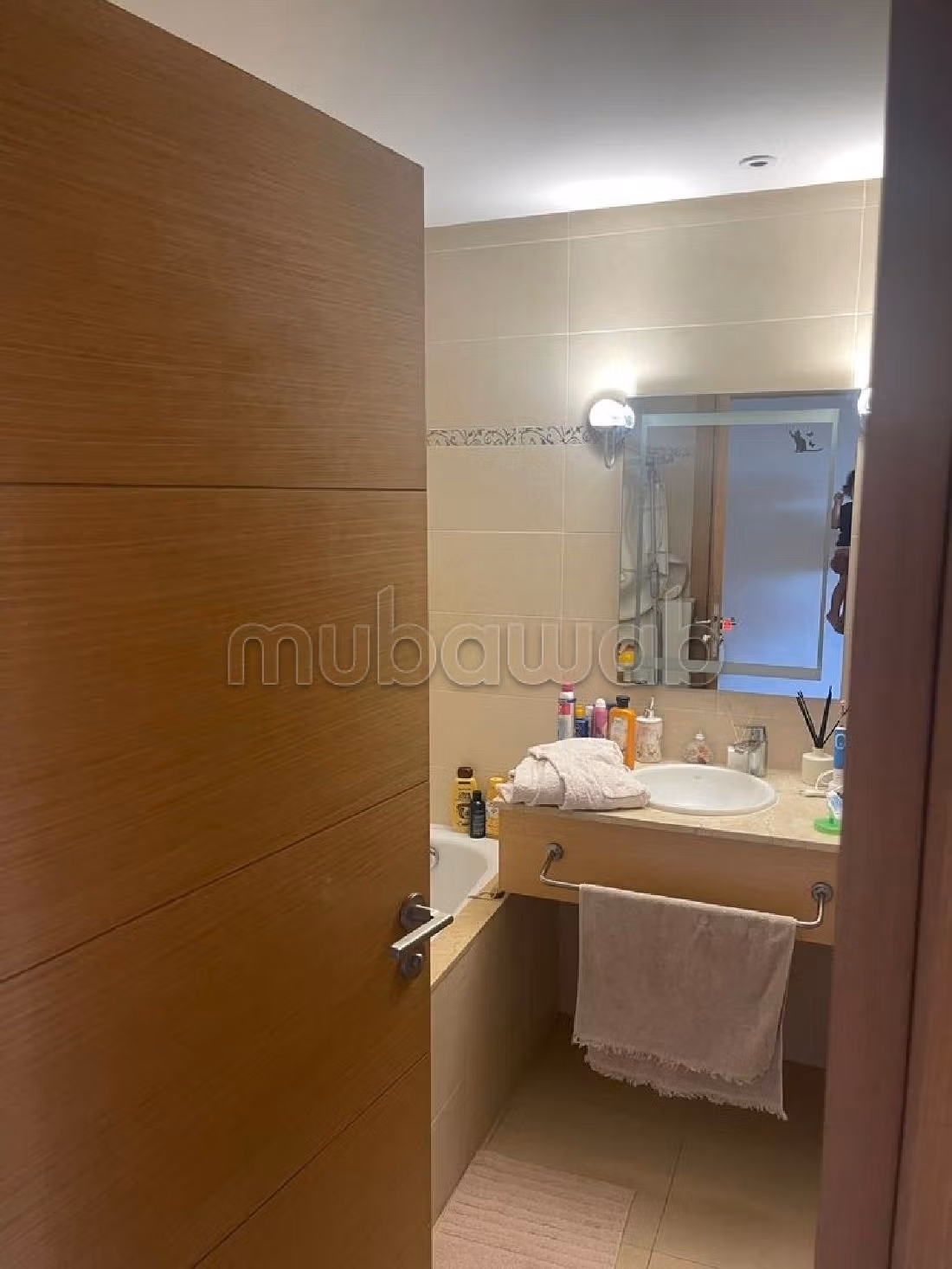 Sell apartment. 3 rooms. Caretaker service available, air conditioning. 