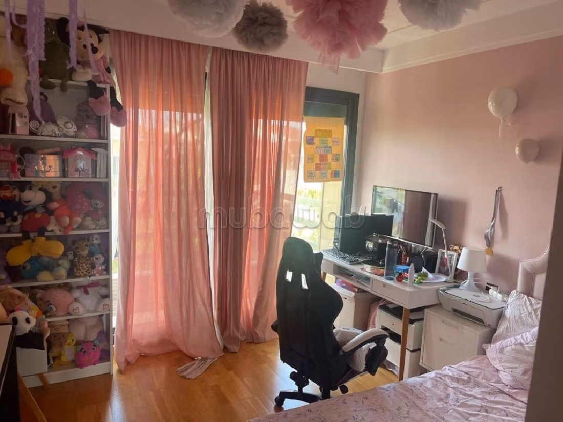 Sell apartment. 3 rooms. Caretaker service available, air conditioning. 