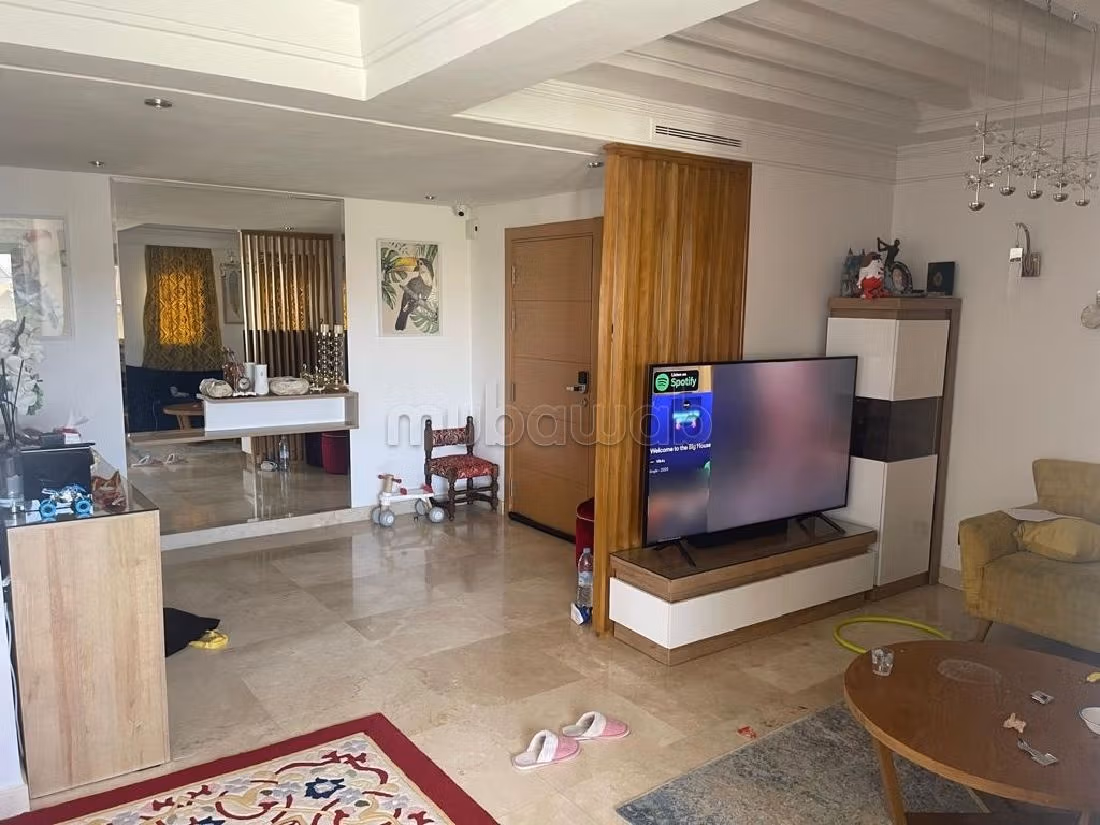 Sell apartment. 3 rooms. Caretaker service available, air conditioning. 