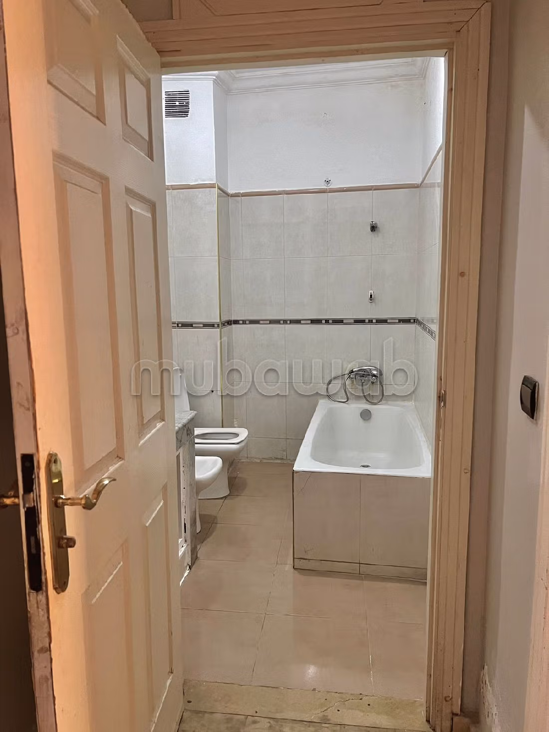 Piso en alquiler en Ain Diab. 6 habitaciones confortables. está amueblado con buen gusto. 