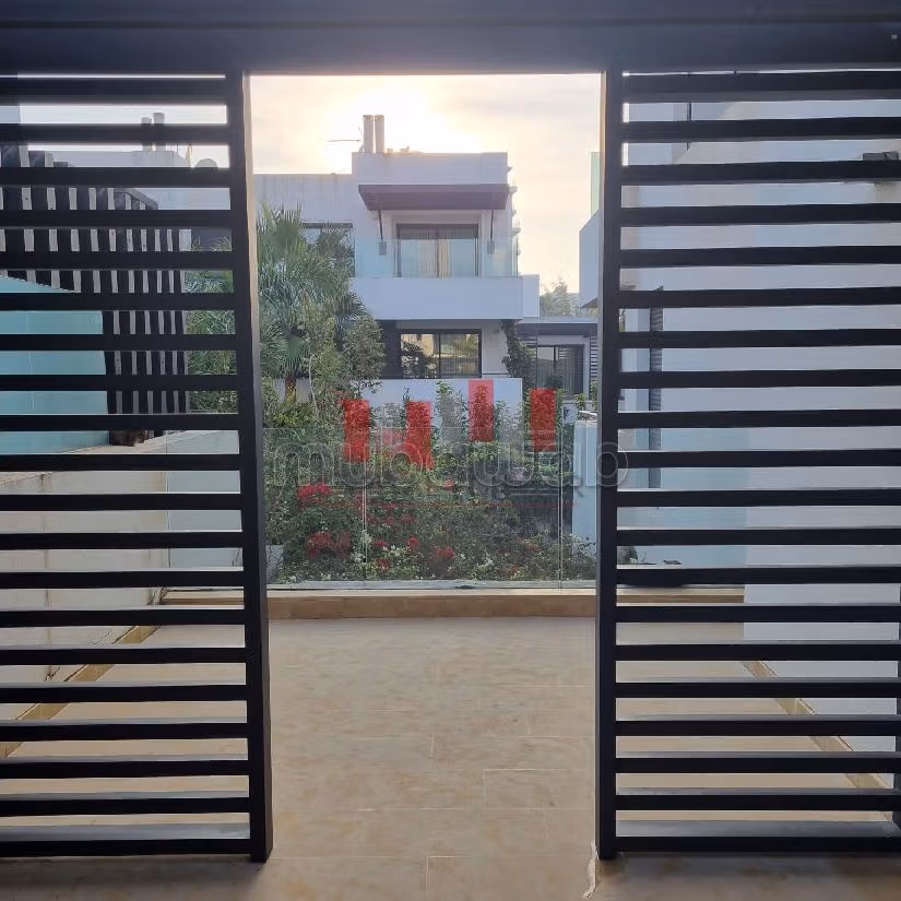 Straordinaria villa in affitto a Ain Diab. Superficie totale 300 m². Ammobiliato