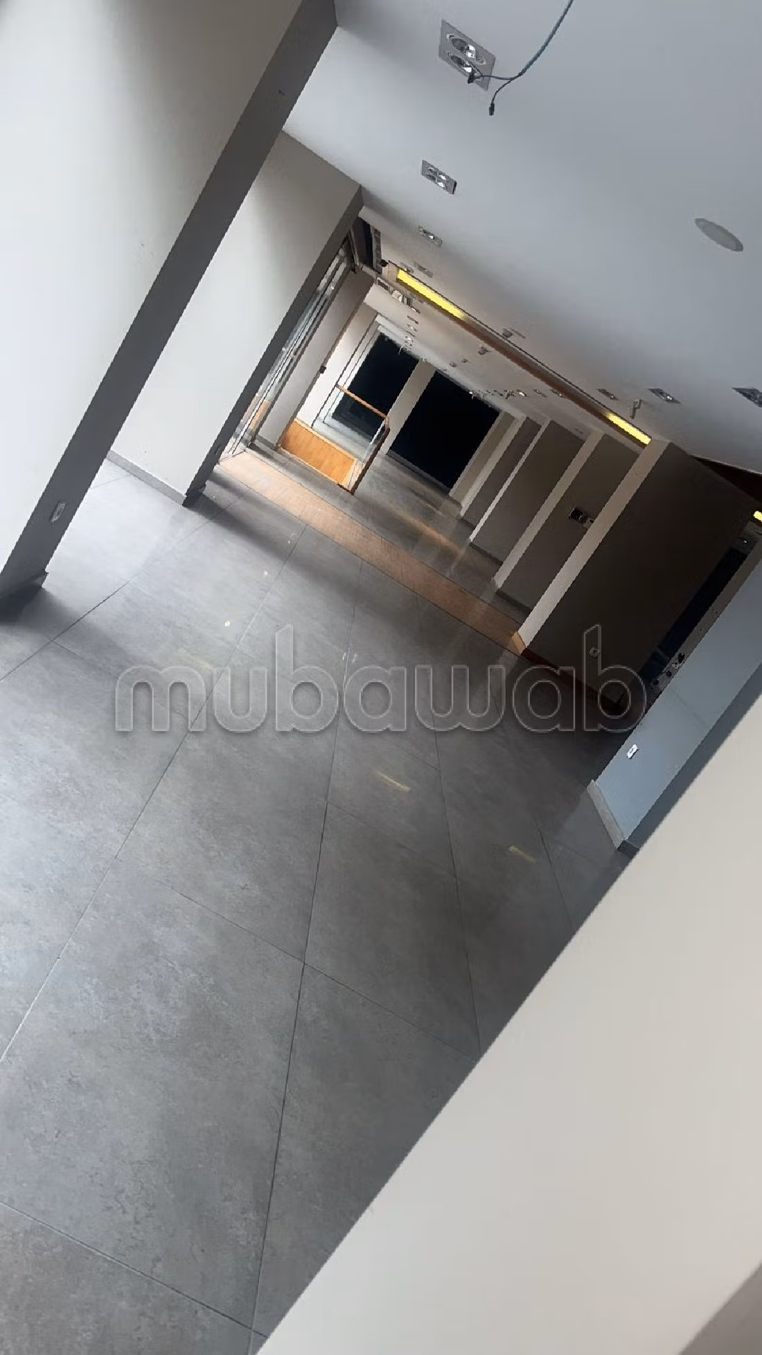 Locale commerciale in vendita a Racine Extension. Superficie 1200 m². 