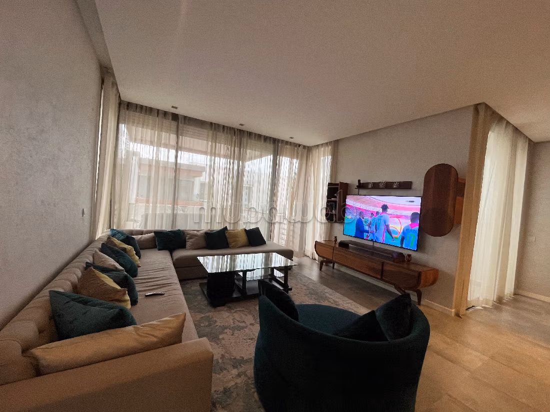 Splendido appartamento in vendita. 4 ampi locali. Giardino, terrazzo. 