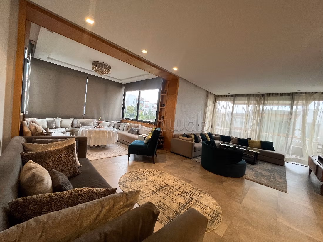 Splendido appartamento in vendita. 4 ampi locali. Giardino, terrazzo. 