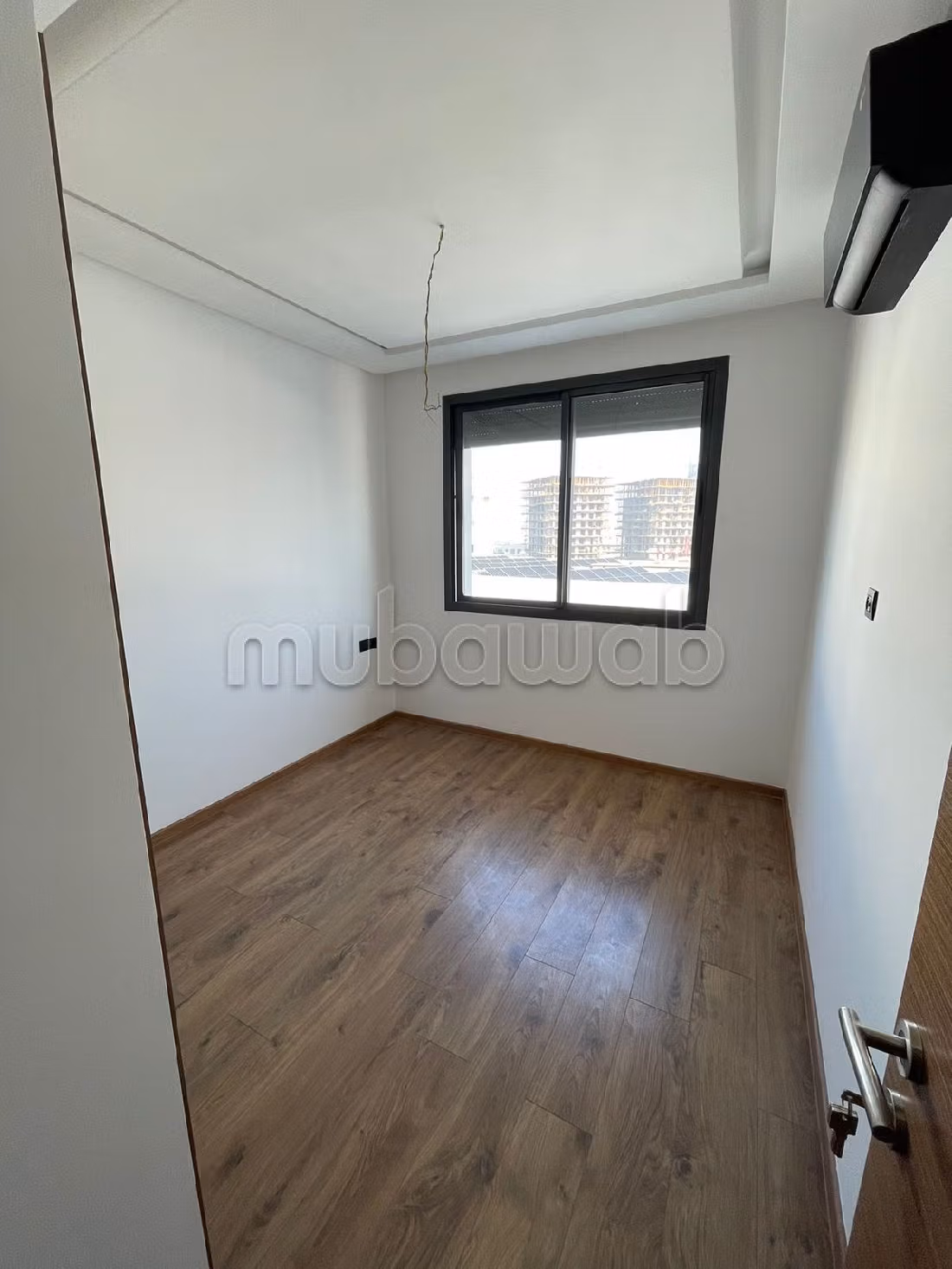 Bel appartement vide à casa finance city