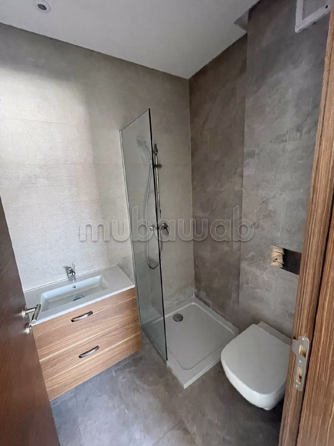 Bel appartement vide à casa finance city