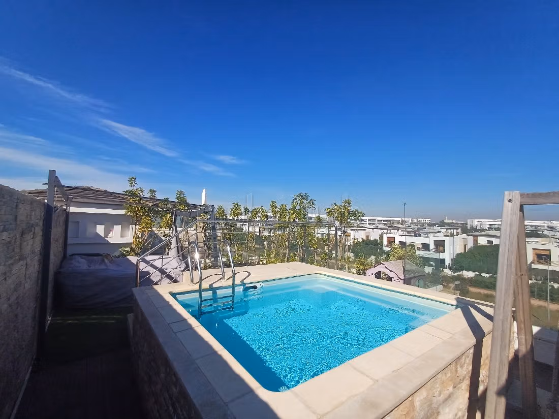 Apartment for sale. 3 lovely rooms. Living room with fireplace, General air conditioning System. 