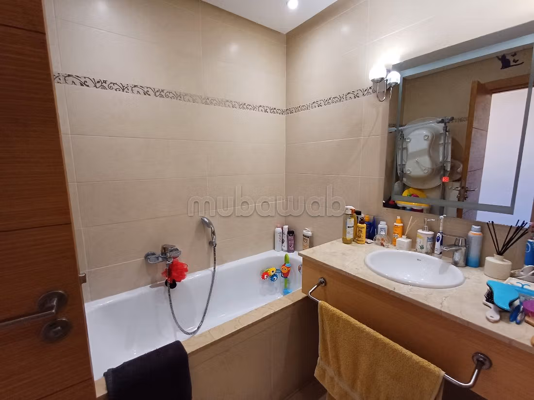 Apartment for sale. 3 lovely rooms. Living room with fireplace, General air conditioning System. 