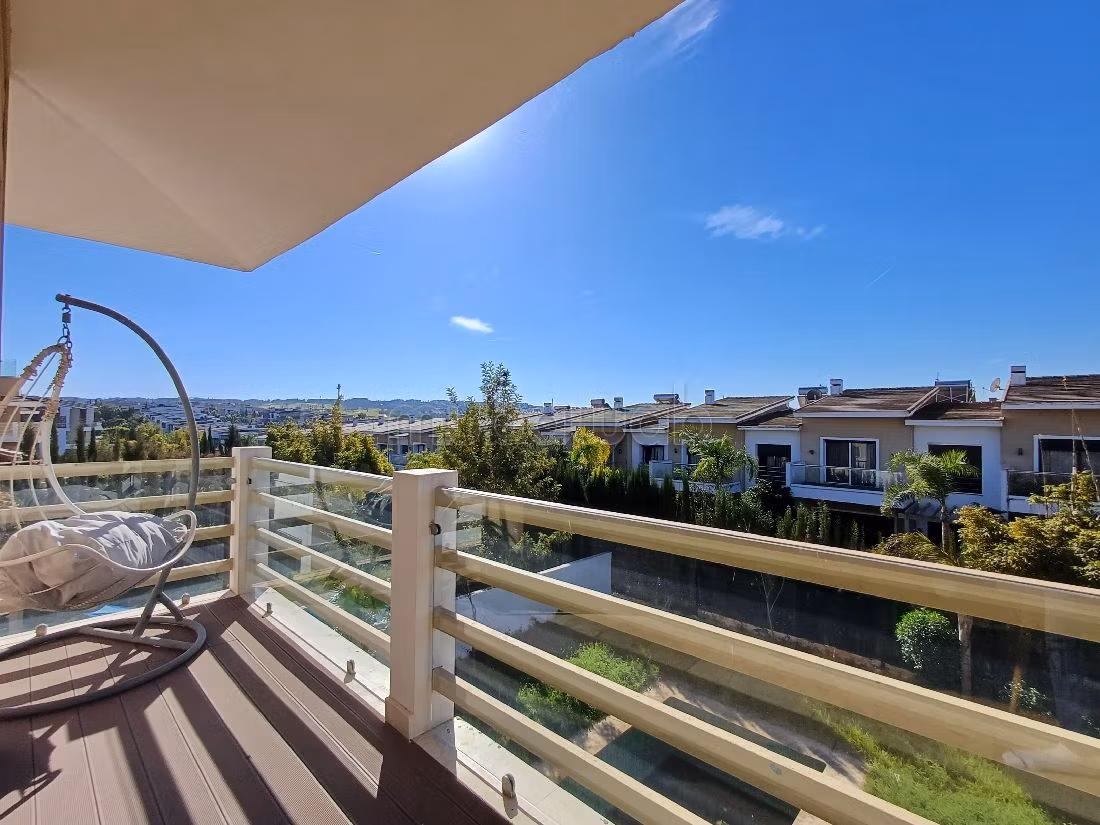 Apartment for sale. 3 lovely rooms. Living room with fireplace, General air conditioning System. 