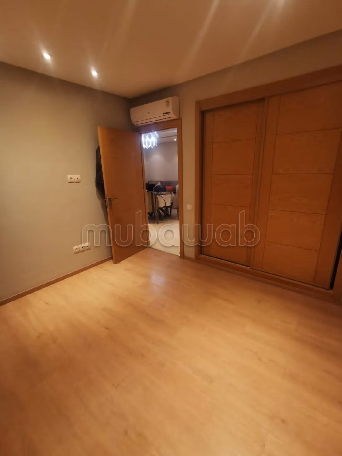 Apartment for sale. 3 lovely rooms. Living room with fireplace, General air conditioning System. 