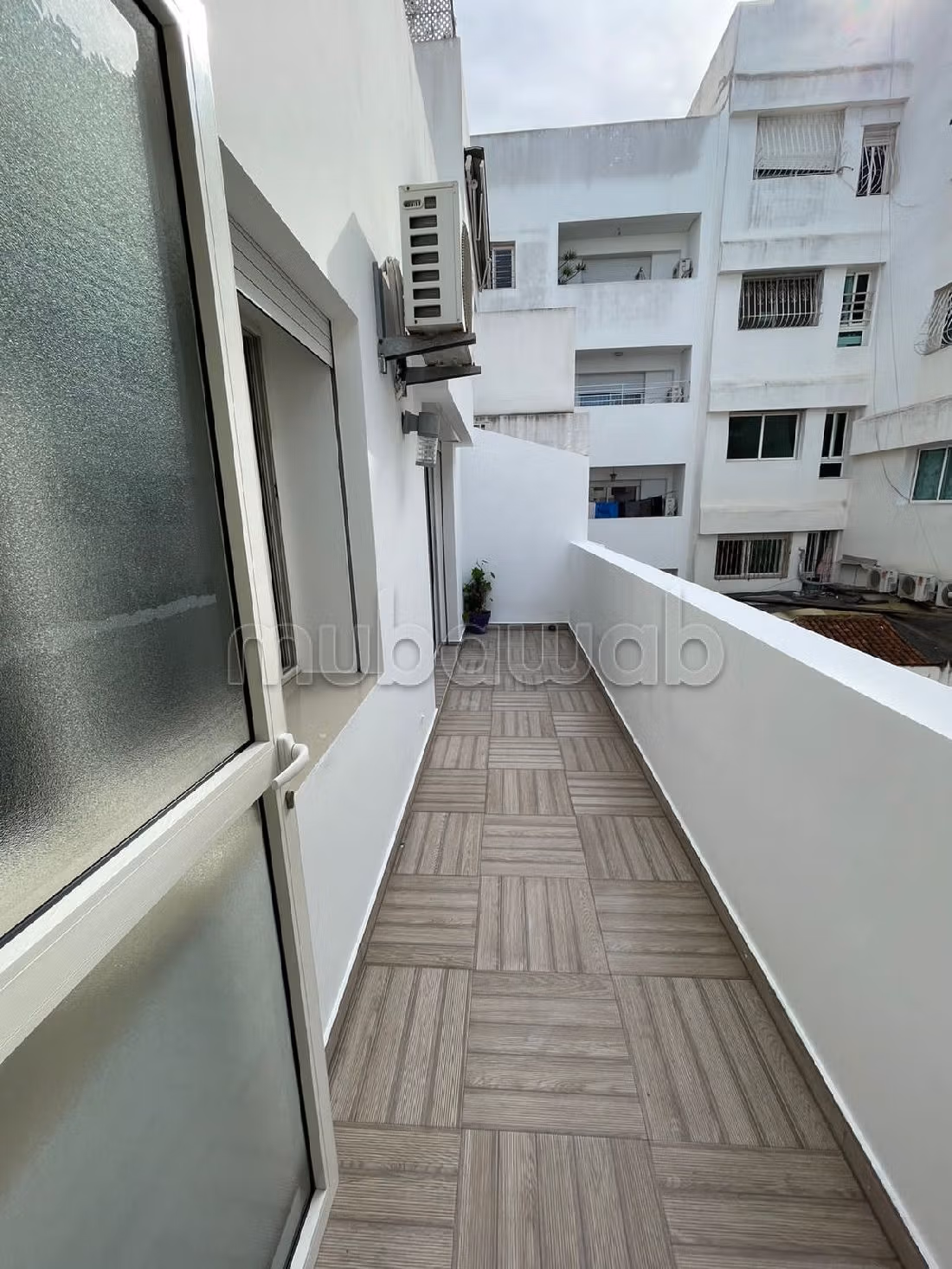 Apartment for sale. 3 lovely rooms. Living room with fireplace, General air conditioning System. 