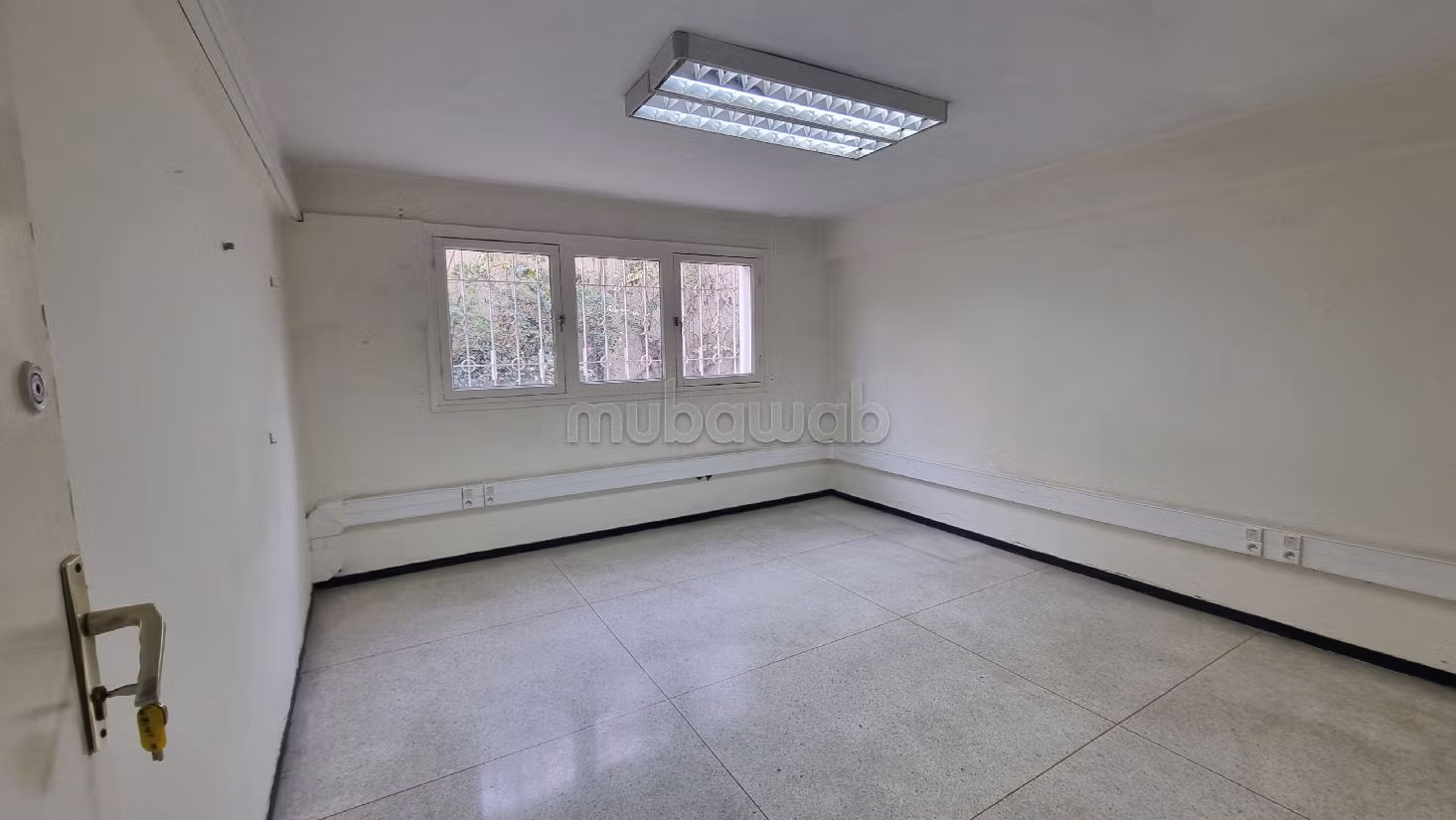 Nu huren: kantoorruimte in Agdal. Totale oppervlakte 1000 m². Terras. 