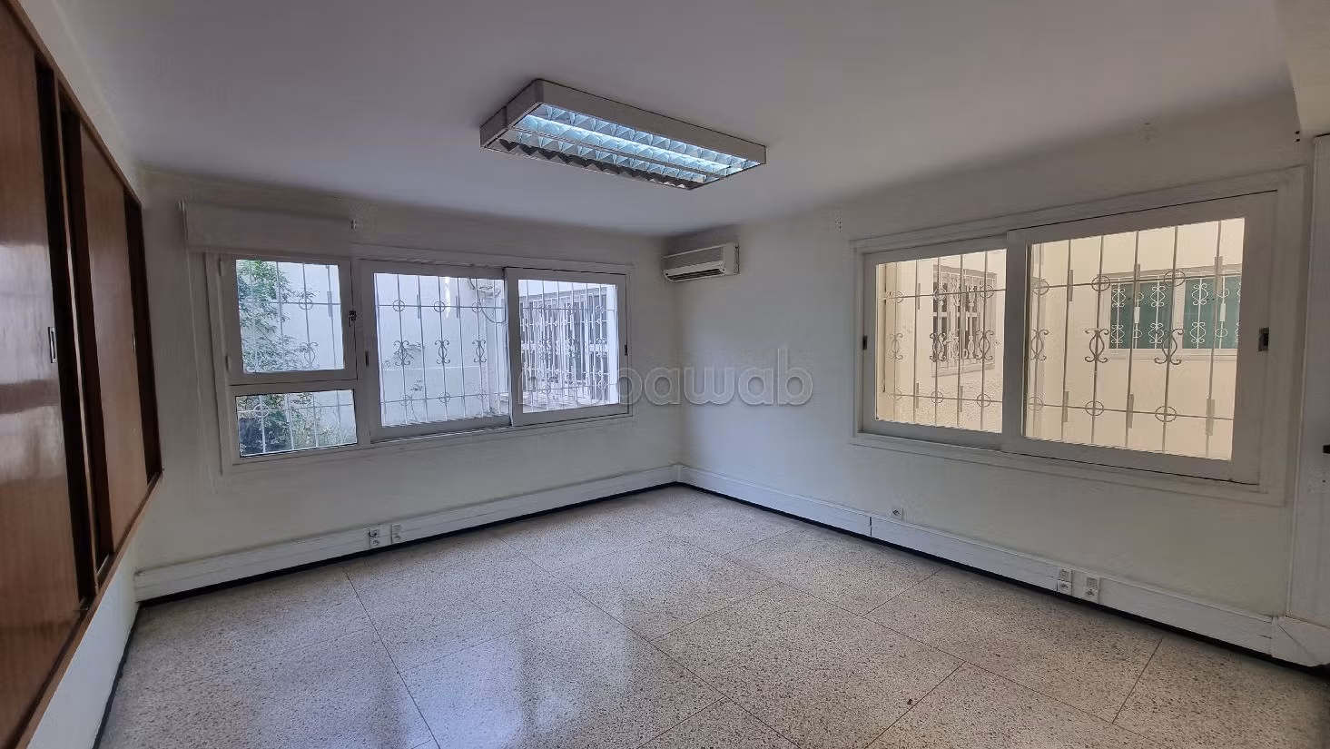 Nu huren: kantoorruimte in Agdal. Totale oppervlakte 1000 m². Terras. 