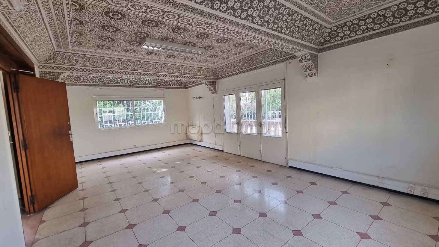 Nu huren: kantoorruimte in Agdal. Totale oppervlakte 1000 m². Terras. 