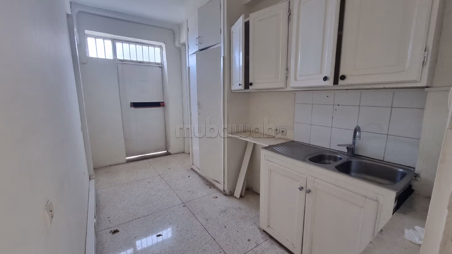 Nu huren: kantoorruimte in Agdal. Totale oppervlakte 1000 m². Terras. 