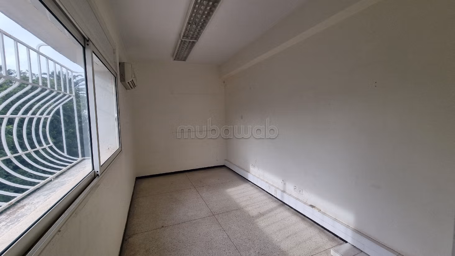 Nu huren: kantoorruimte in Agdal. Totale oppervlakte 1000 m². Terras. 