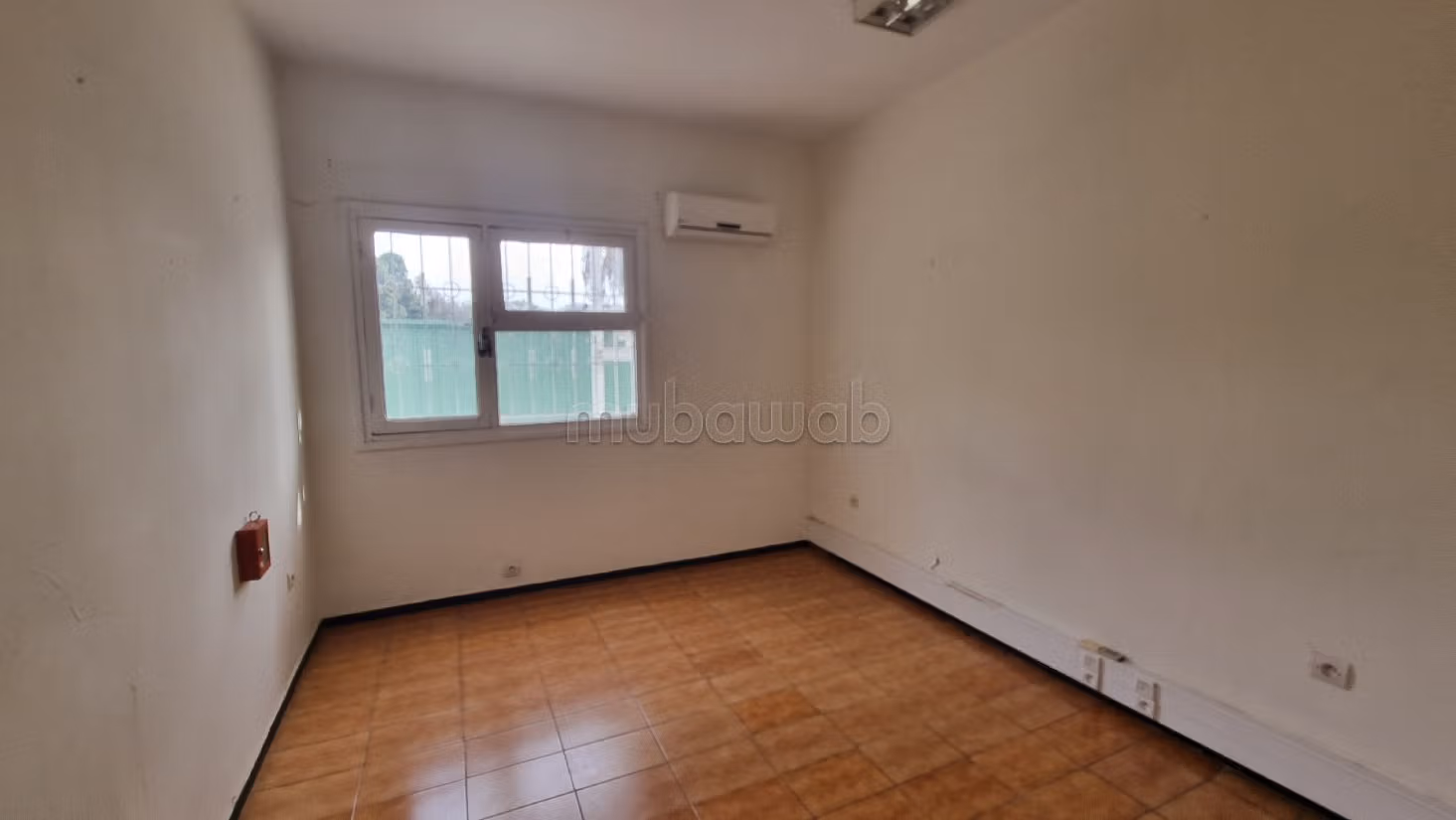 Nu huren: kantoorruimte in Agdal. Totale oppervlakte 1000 m². Terras. 