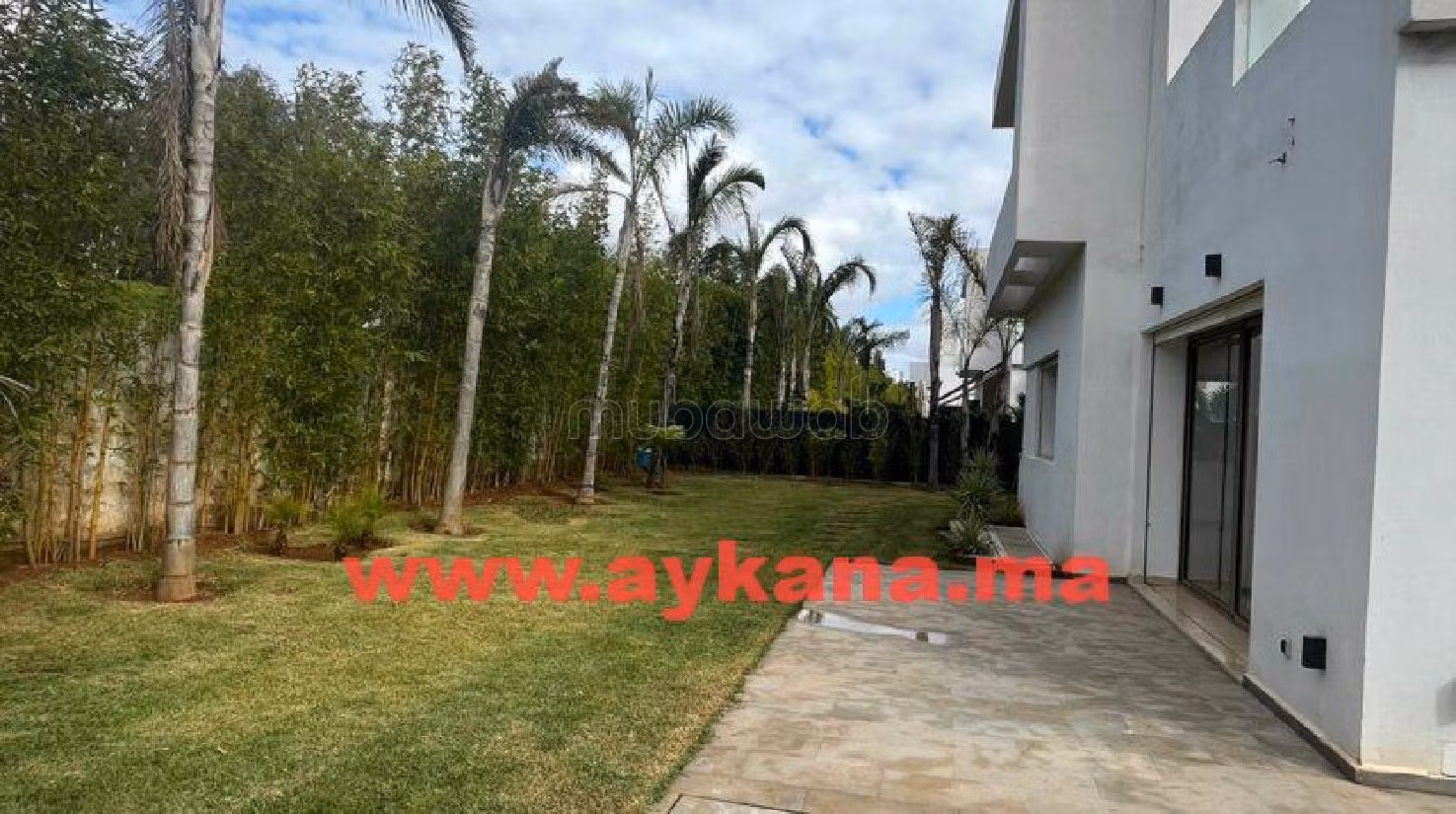Luxury Villa for sale. 4 lovely rooms. Gardeners, Large terrace. 