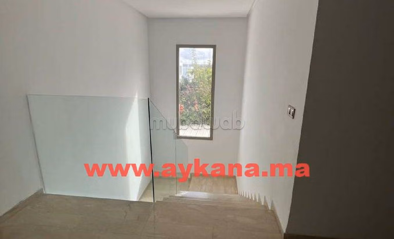 Luxury Villa for sale. 4 lovely rooms. Gardeners, Large terrace. 