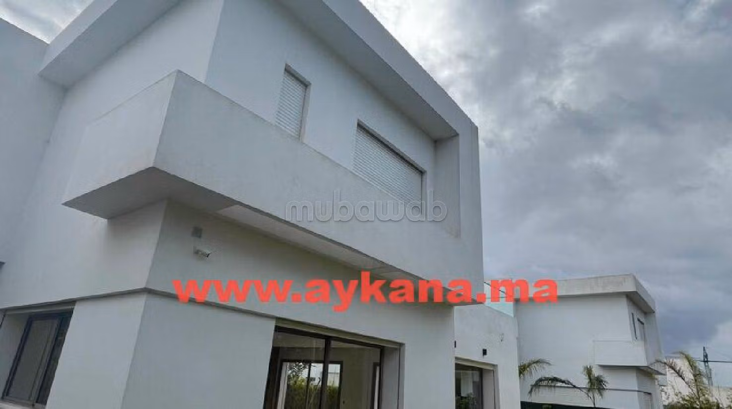 Luxury Villa for sale. 4 lovely rooms. Gardeners, Large terrace. 