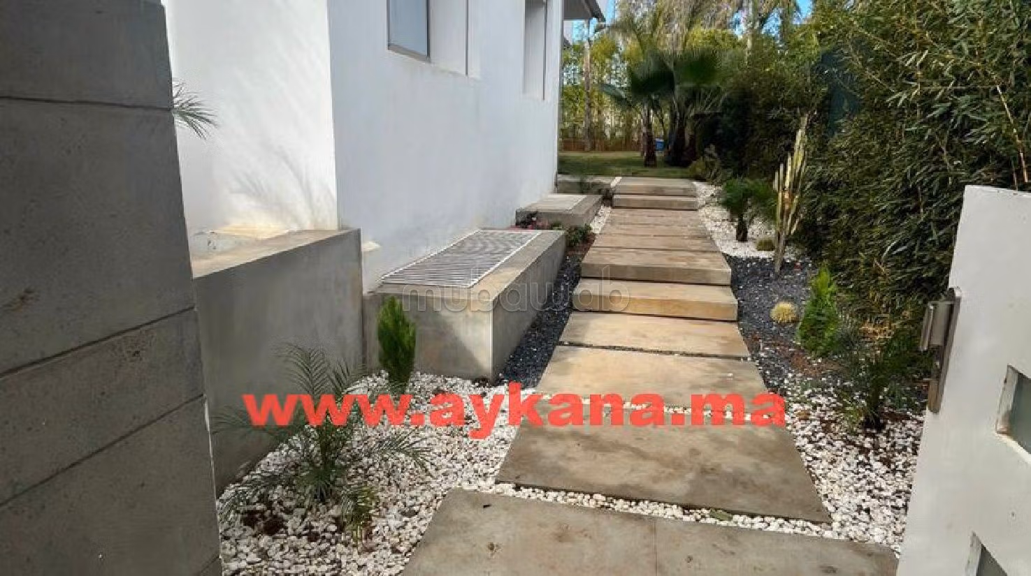 Luxury Villa for sale. 4 lovely rooms. Gardeners, Large terrace. 