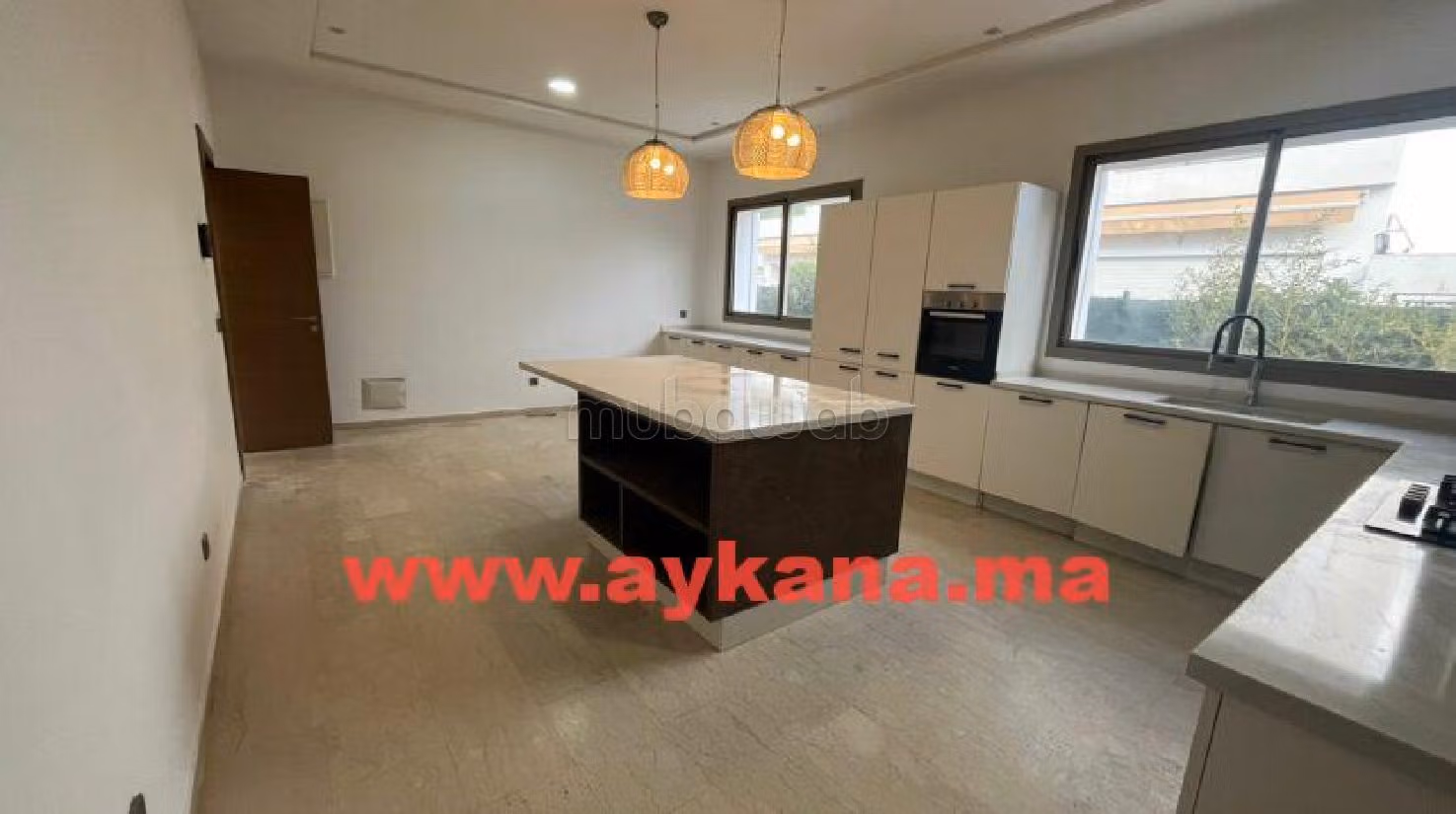 Luxury Villa for sale. 4 lovely rooms. Gardeners, Large terrace. 