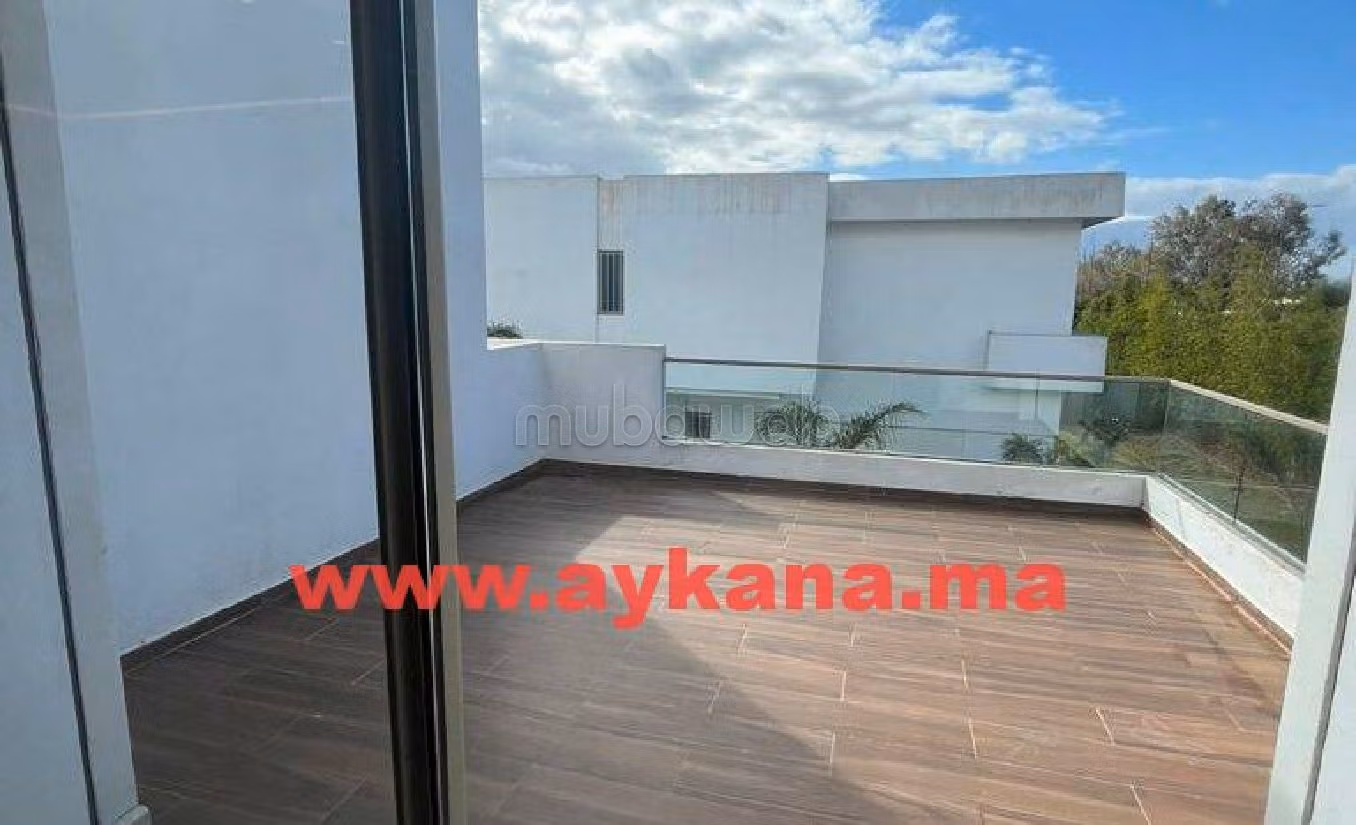 Luxury Villa for sale. 4 lovely rooms. Gardeners, Large terrace. 