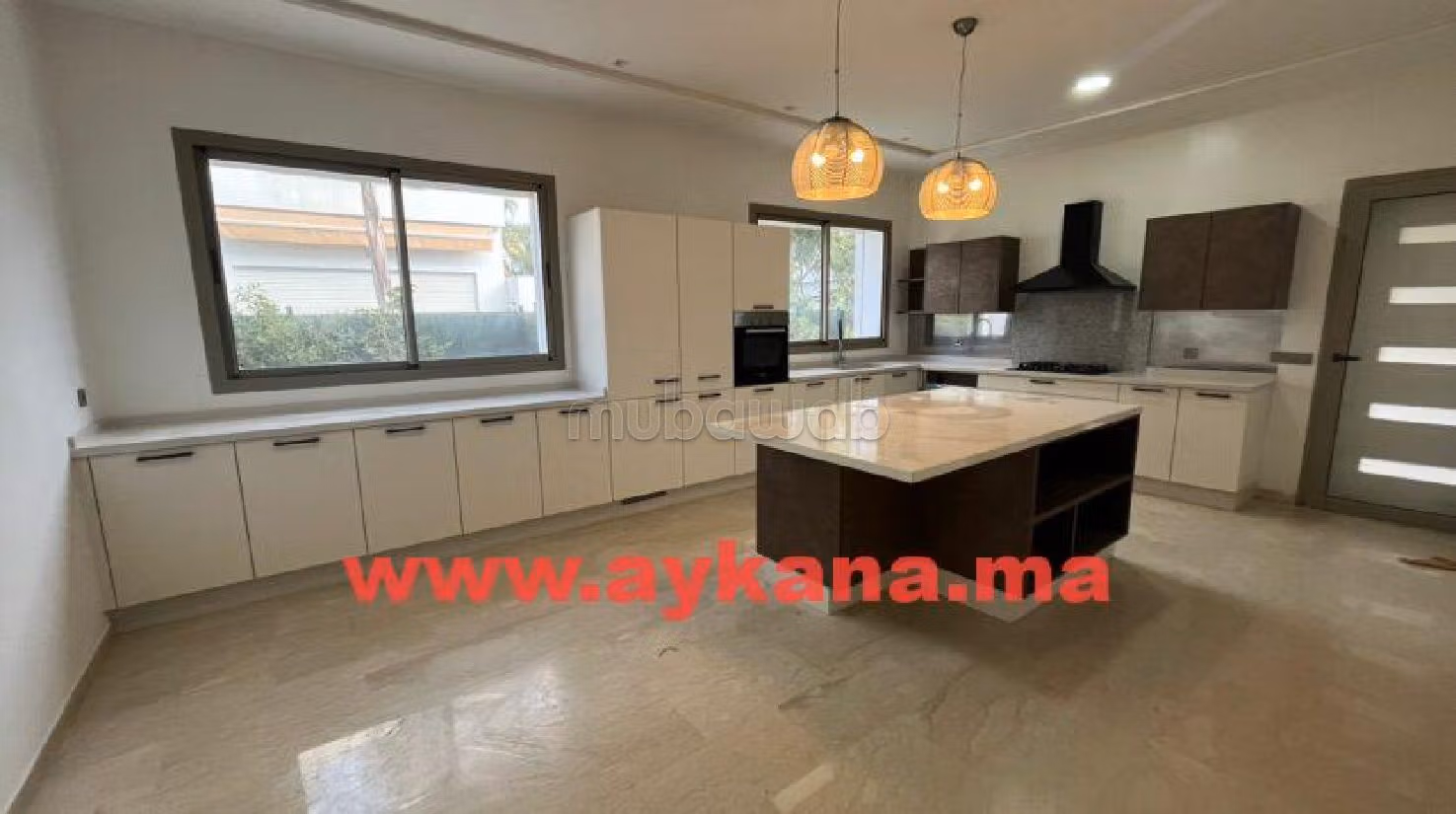 Luxury Villa for sale. 4 lovely rooms. Gardeners, Large terrace. 