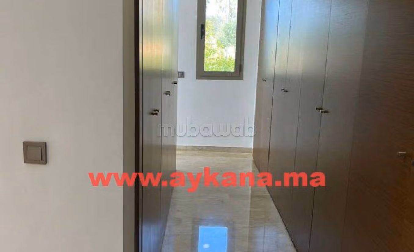 Luxury Villa for sale. 4 lovely rooms. Gardeners, Large terrace. 
