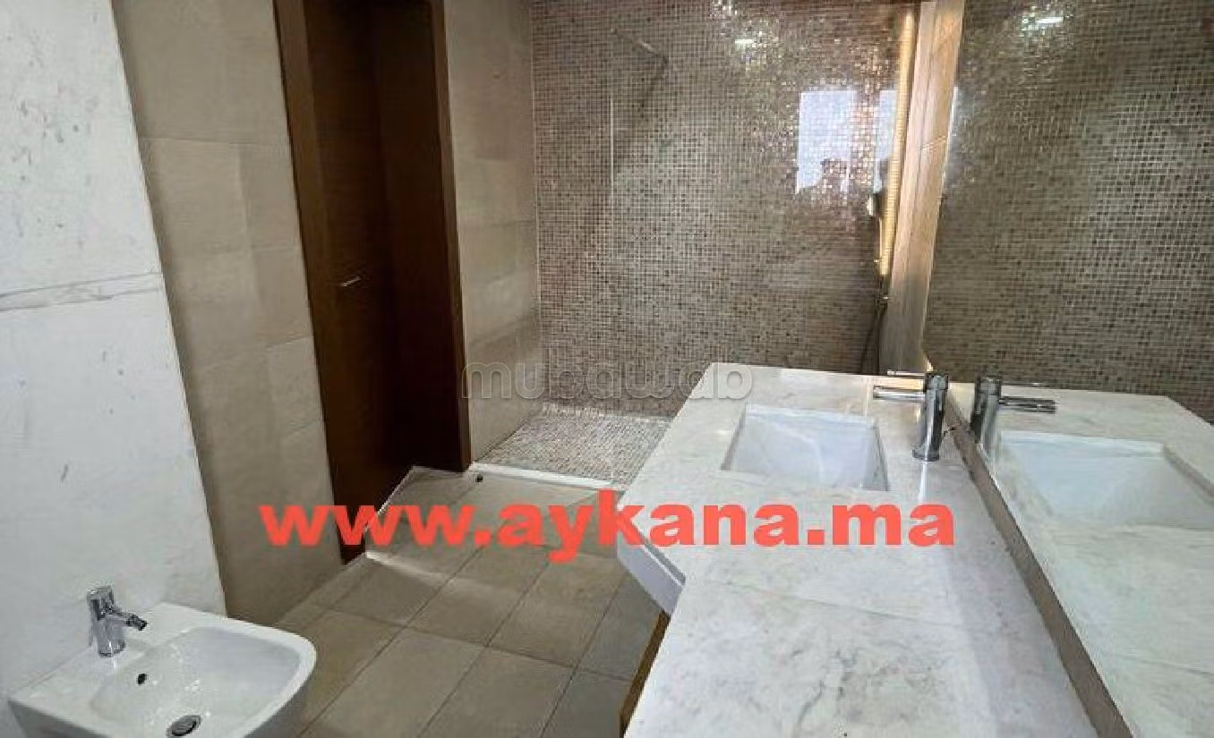 Luxury Villa for sale. 4 lovely rooms. Gardeners, Large terrace. 