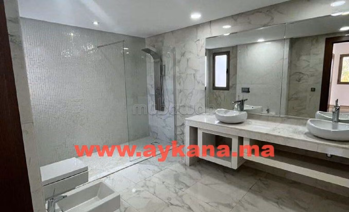 Luxury Villa for sale. 4 lovely rooms. Gardeners, Large terrace. 