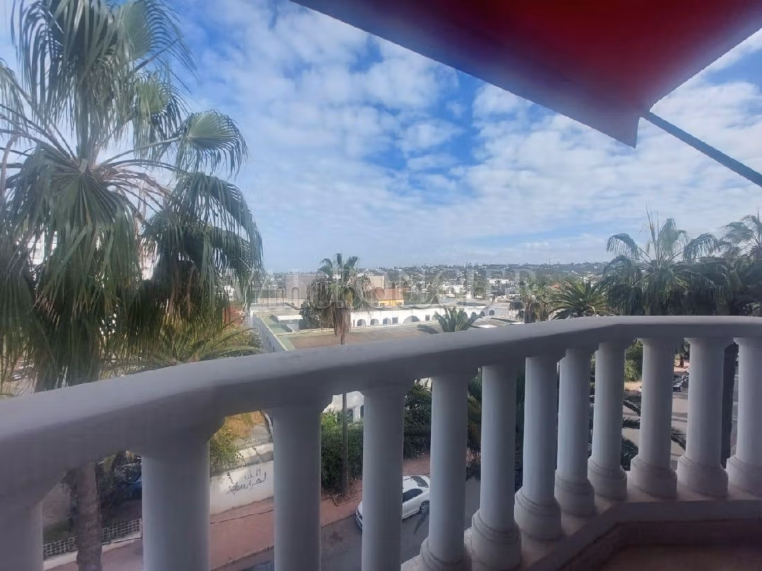 Precioso piso en alquiler en Ain Diab. Dimensión 83 m². Bodega, gran terraza