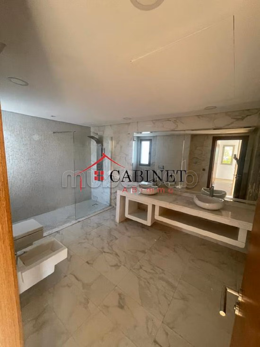 Preciosa villa en alquiler en Souissi. 4 dormitorios. Espacio verde, balcón. 