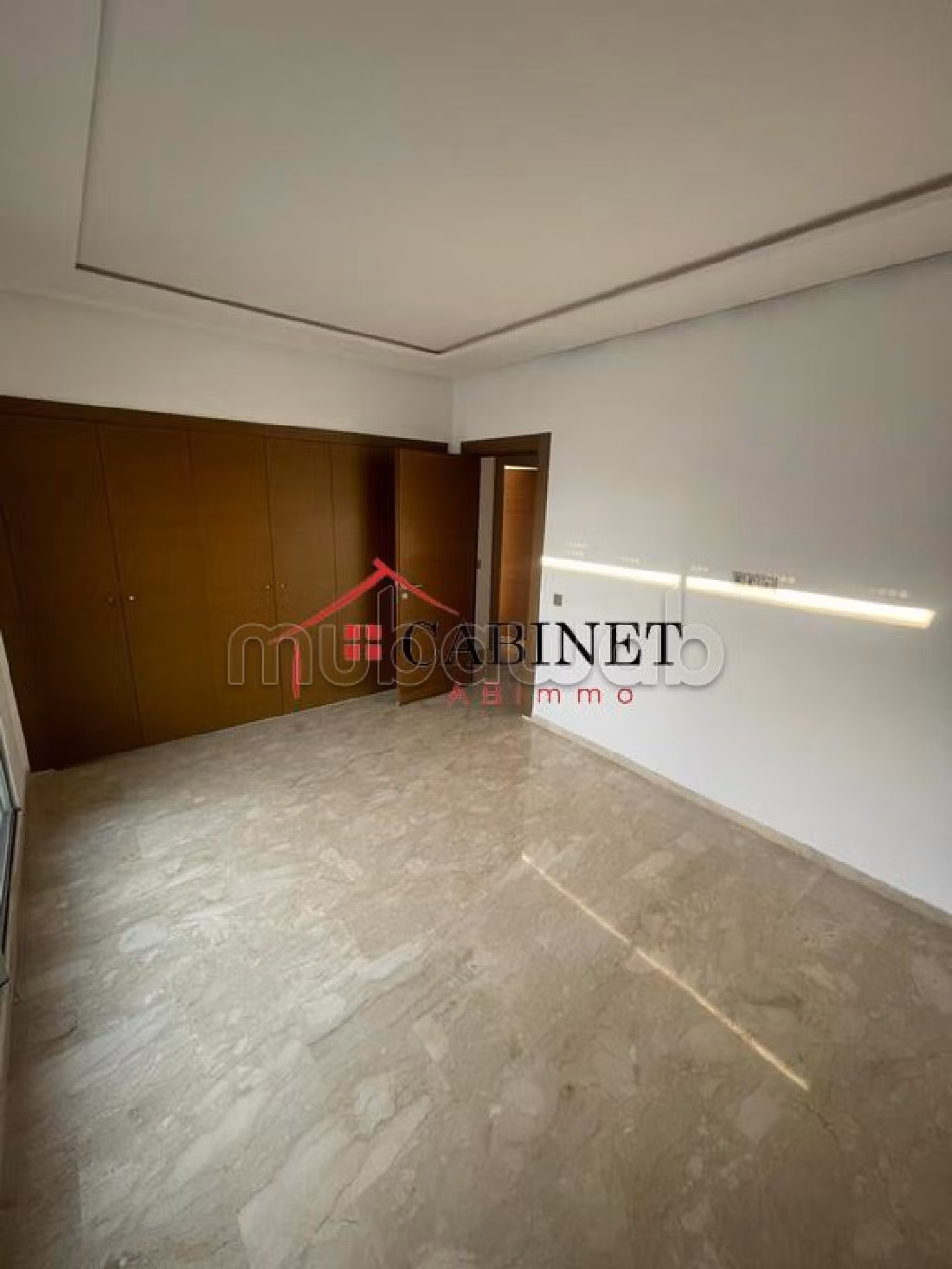 Preciosa villa en alquiler en Souissi. 4 dormitorios. Espacio verde, balcón. 