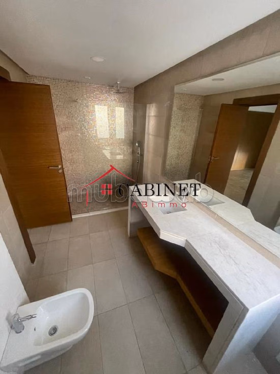 Preciosa villa en alquiler en Souissi. 4 dormitorios. Espacio verde, balcón. 