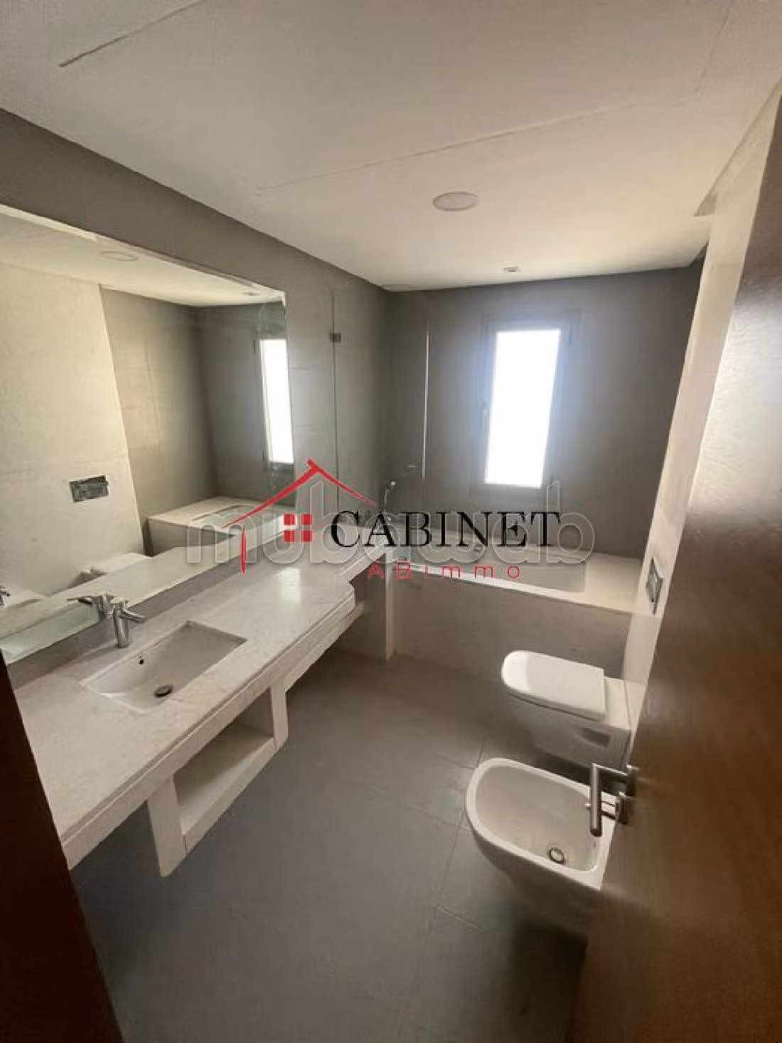 Preciosa villa en alquiler en Souissi. 4 dormitorios. Espacio verde, balcón. 