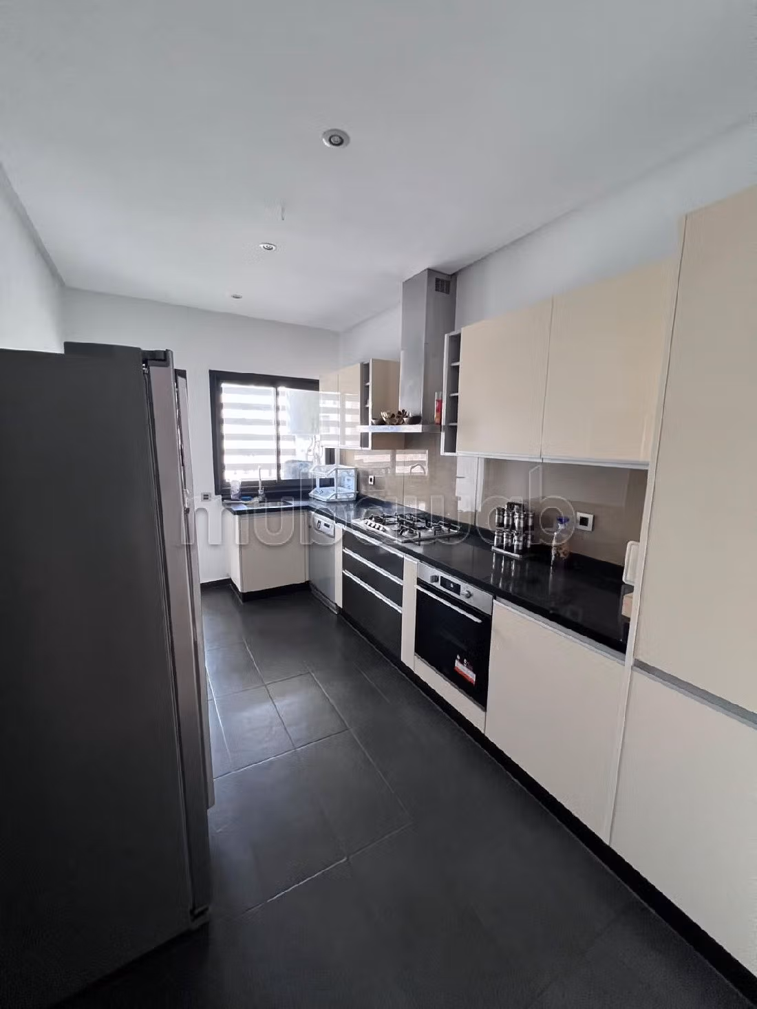 شقة رائعة للايجار بفيرم بروطون حي الراحة. 3 غرف جميلة. مفروشة. 