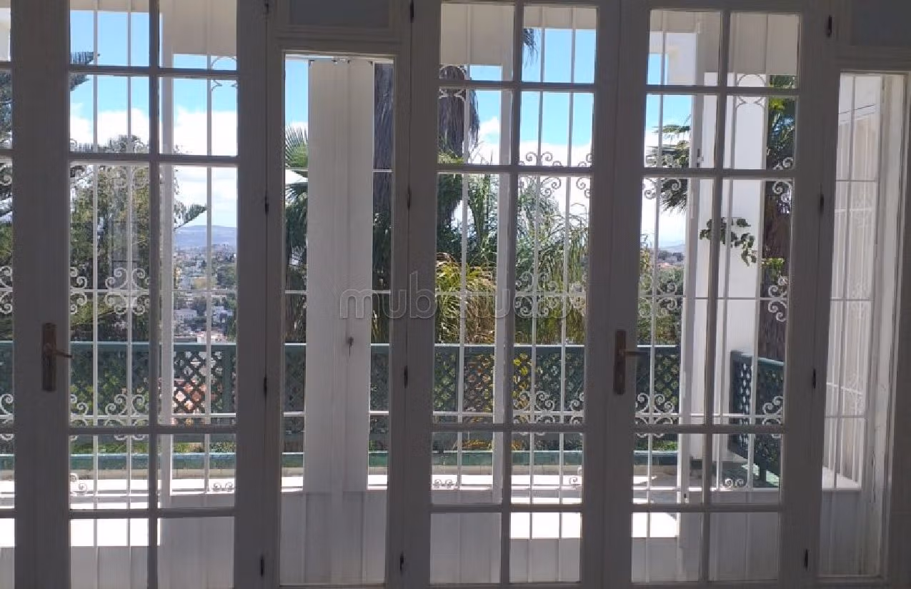 Magnifique villa a vendre a Tanger surface 2480 m²