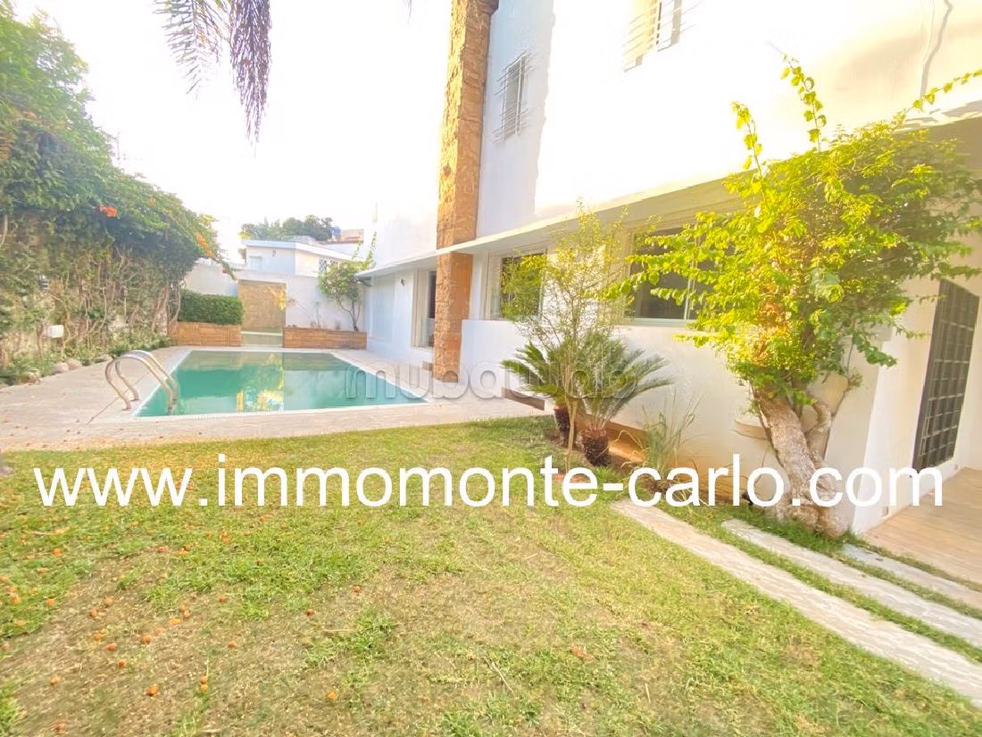 فيلا جميلة للكراء باكدال. المساحة الإجمالية 350 م². موقف السيارات وشرفة. 