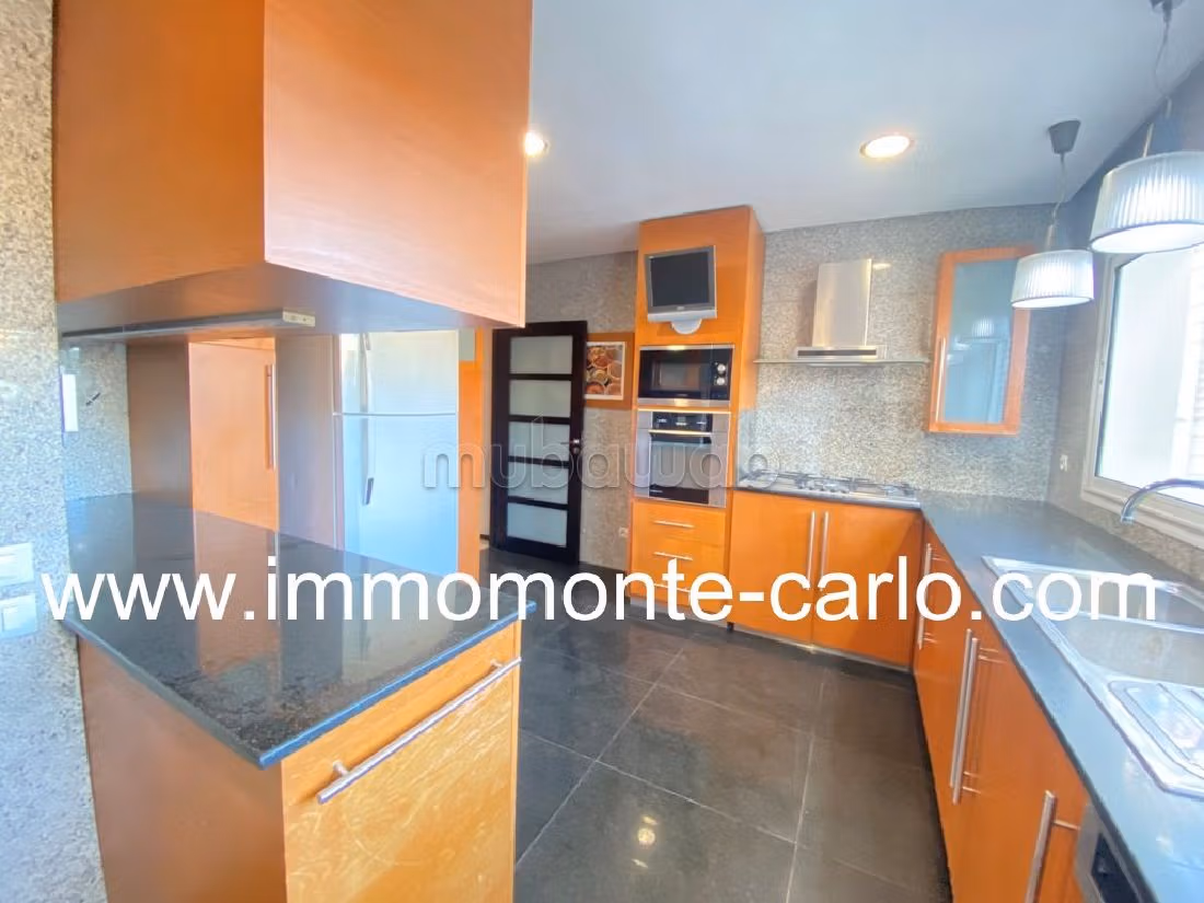 فيلا جميلة للكراء باكدال. المساحة الإجمالية 350 م². موقف السيارات وشرفة. 