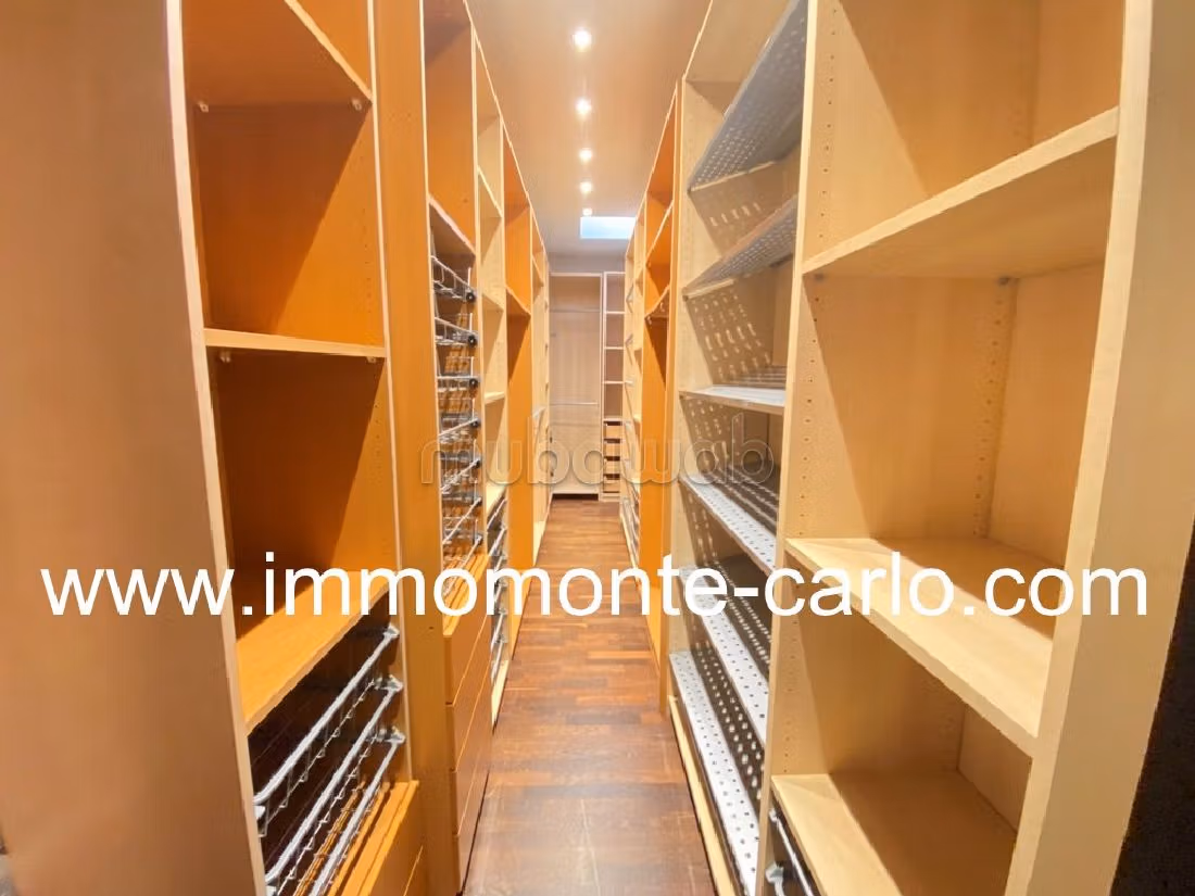 فيلا جميلة للكراء باكدال. المساحة الإجمالية 350 م². موقف السيارات وشرفة. 