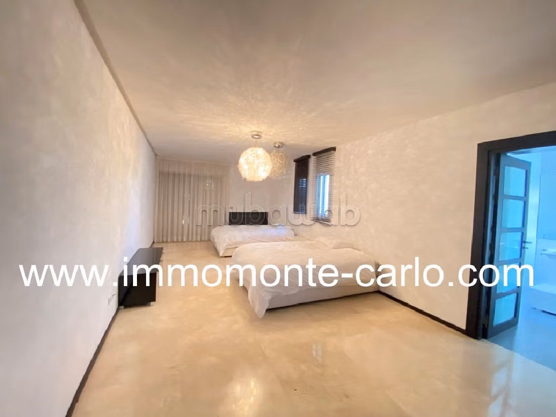 فيلا جميلة للكراء باكدال. المساحة الإجمالية 350 م². موقف السيارات وشرفة. 