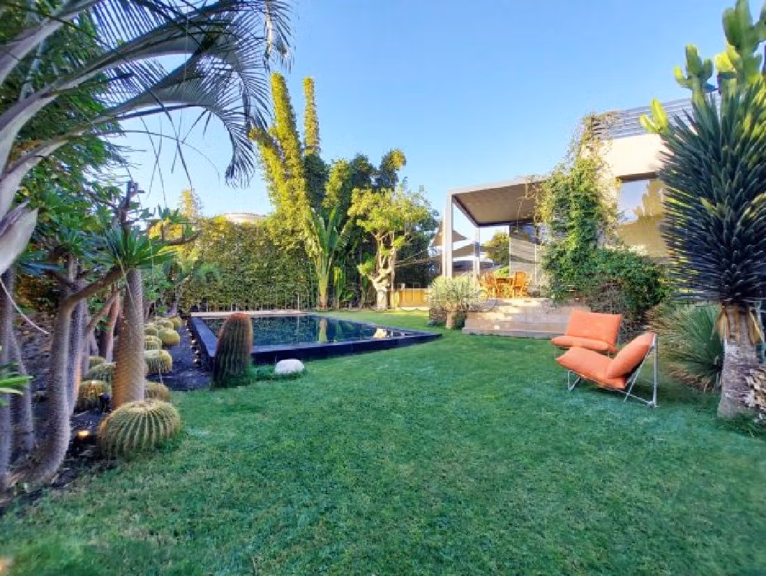 فيلا جميلة للبيع ب الميناء. المساحة الكلية 270 م². مكيف للهواء وحوض للسباحة