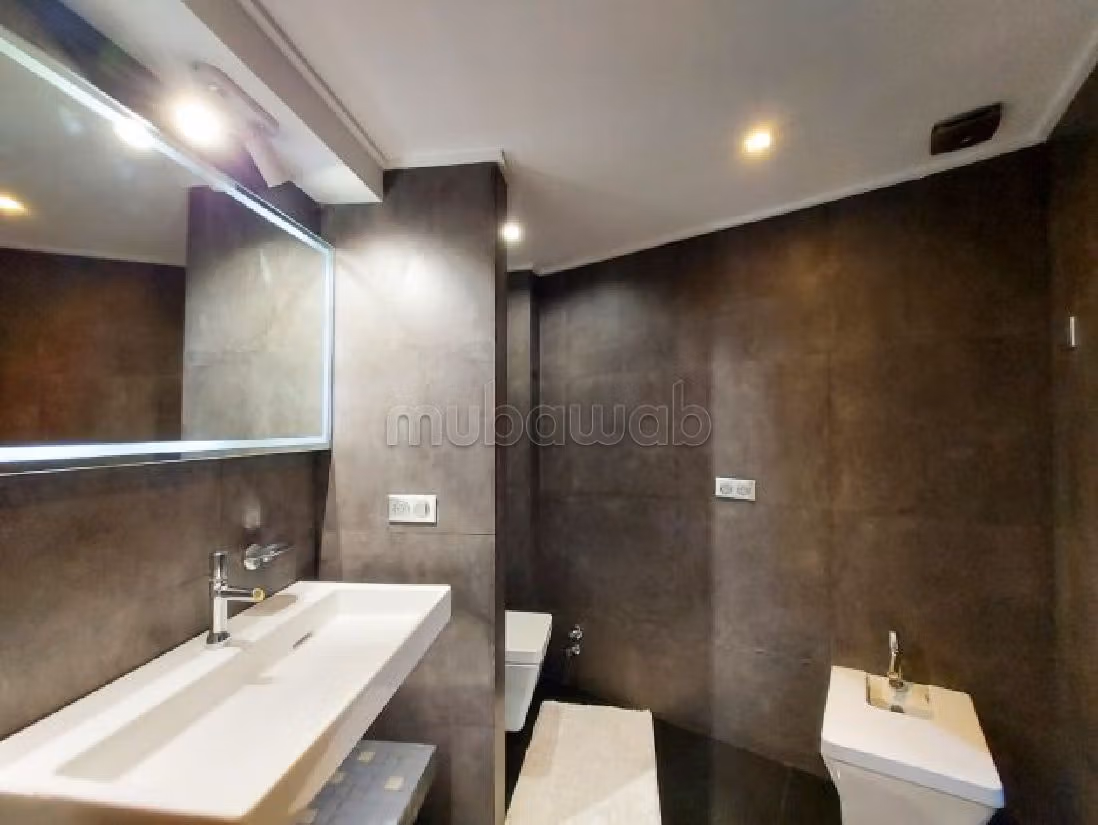 فيلا جميلة للبيع ب الميناء. المساحة الكلية 270 م². مكيف للهواء وحوض للسباحة