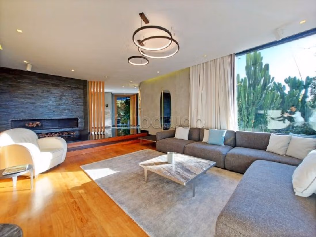 فيلا جميلة للبيع ب الميناء. المساحة الكلية 270 م². مكيف للهواء وحوض للسباحة