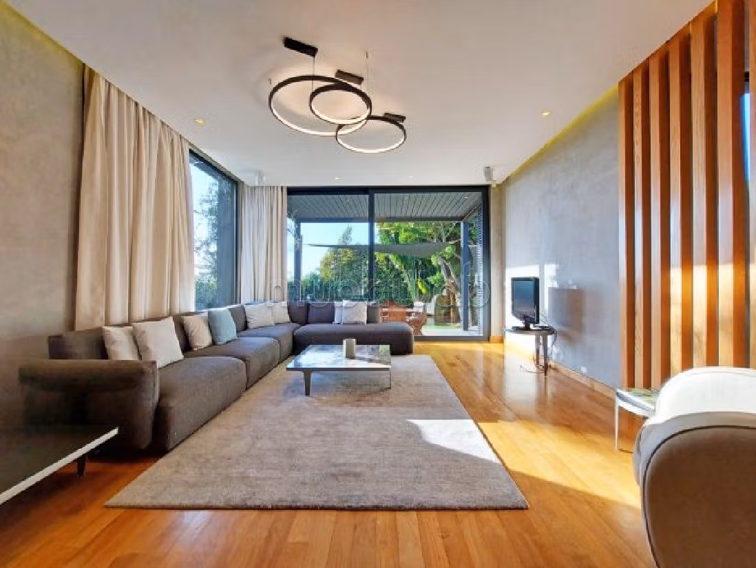 فيلا جميلة للبيع ب الميناء. المساحة الكلية 270 م². مكيف للهواء وحوض للسباحة