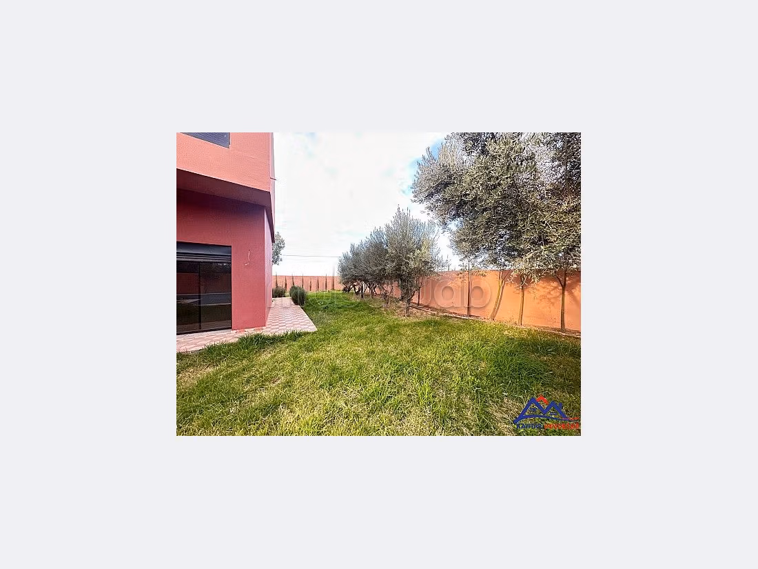 Suntuosa villa en venta en Route de l'Ourika. 3 dormitorios. Jardineras