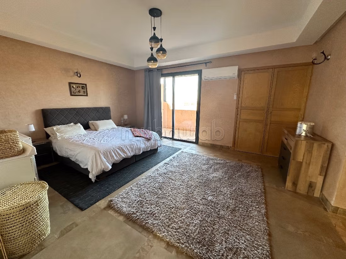 فيلا فخمة للبيع بطريق اوريكا. 4 قطع رائعة. بيئة هادئة مع إطلالة على الجبل ، باب آمن.